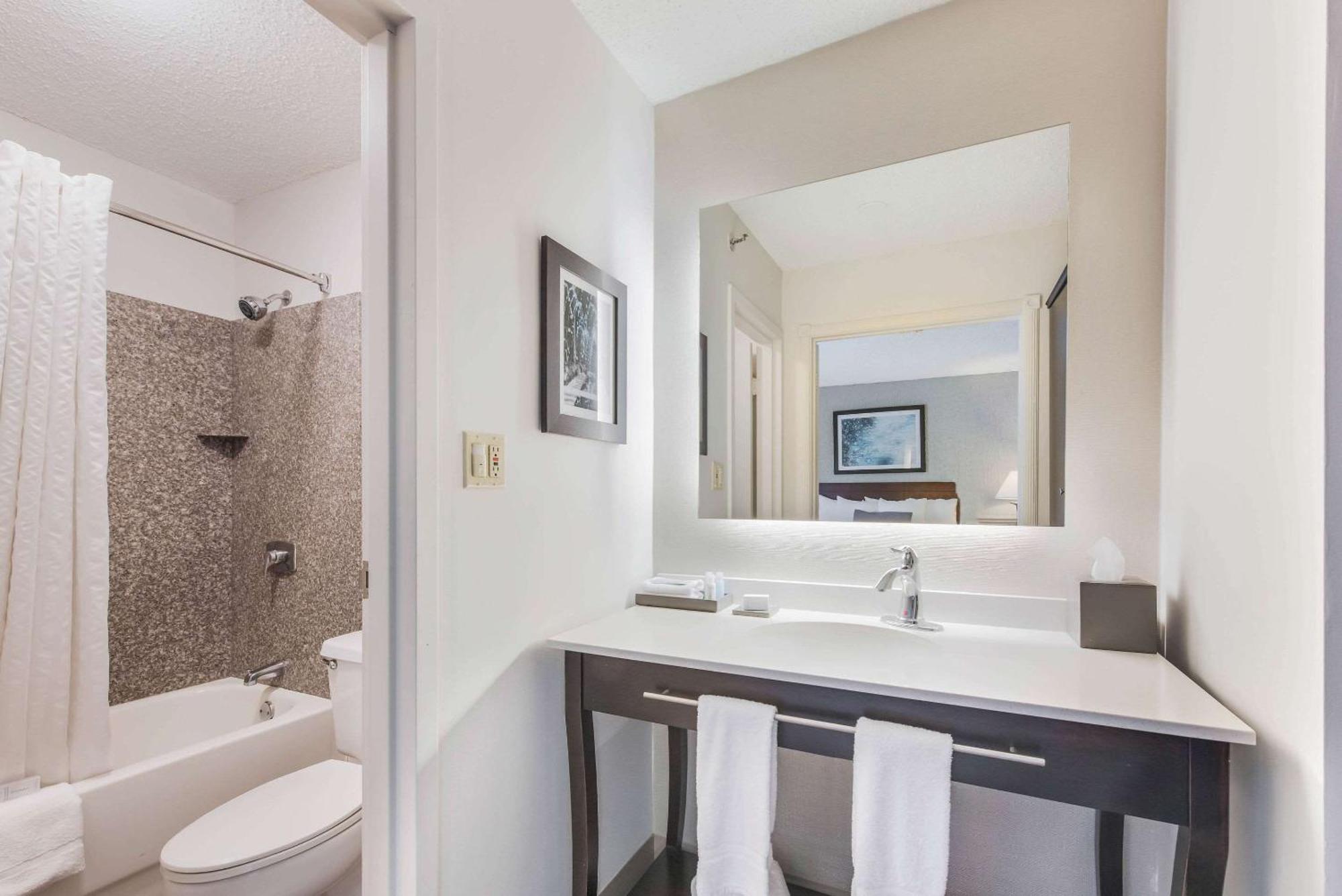 The Blu Hotel Blue Ash Cincinnati, Ascend Hotel Collection Exterior photo
